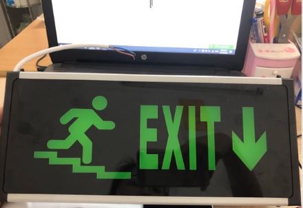 Đèn exit chỉ xuống cầu thang